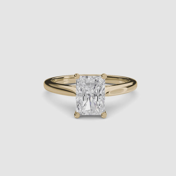 Solitaire gold ring with a radiant cut diamond